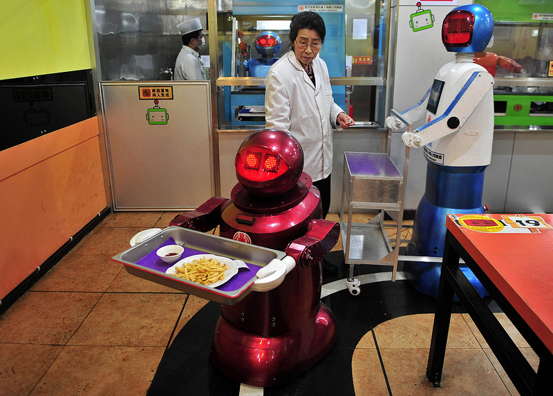 Restaurant with robots Restaurante con robots