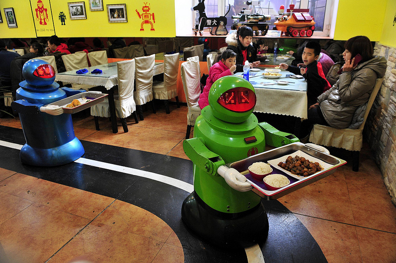 Restaurant with robots Restaurante con robots